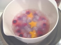 フルーツ入りのゼリー液を冷蔵庫で冷やし、固めます。30分～1時間で固まります。<br />
<br />
ボウルからゼリーを外すときは、器を1分ぬるま湯に浸してから外すと外しやすいです。お皿に盛り付けたらできあがりです。<br />