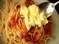 お皿にスパゲティを盛り付け、スクランブルエッグをのせて完成です。お好みでパルメザンチーズをかけてください。