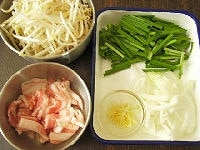 豚肉は3cm幅に切り、日本酒と塩で下味をつけます。生姜は千切り、たまねぎは薄切りに、ニラはもやしと同じ程度の長さに切り、もやしは洗って水切りします。
