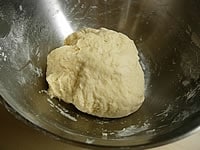 手でボウルのまわりの粉も残さずに混ぜ合わせ、ひとかたまりになったら生地を捏ねる作業に移ります。