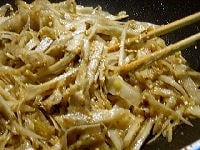 三温糖がなじんだら、醤油・日本酒・味噌を合わせて溶いたものを加え、汁気がなくなるまでよく炒めます。最後に炒った白ごまをふりかけます。