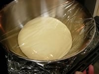 ボウルにバター（分量外）をぬり、丸くまとめた生地をおき、ラップで覆い30℃のオーブンで45分ほど一次発酵させます。生地が2倍くらいに膨らみます。