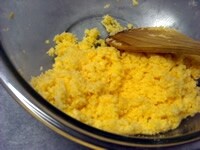 別のボウルで卵を溶き、1の粉類に木べらでよく混ぜ合わせる。