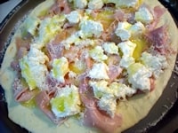 1のハムの隙間にリコッタチーズをスプーンで落としていき、すりおろしのグラナパダーノをちらして、オリーブオイルを回しかけ、250℃のオーブンで8-10分焼き上げます。