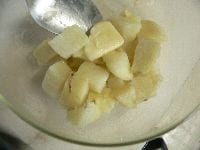 1cm角に切り、バターを加え、スプーンで混ぜる。