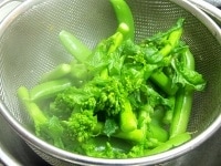 鍋にお湯をわかし、野菜類を1分ほど茹でてザルにあけ、ボウルに移して塩をふりかけて全体を和える。 <br />