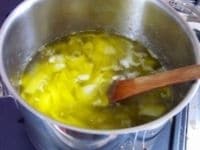 鍋に2～3cm幅に切った新たまねぎと塩を入れ、オリーブオイルをひたひたになるまで注ぎ、ごく弱火で10分程度煮る。新たまねぎがとろりと柔らかく、味が甘くなったら完成。 <br />