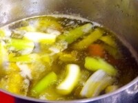 皮をむき、適当に切った根菜類を新玉ねぎを取り出した後にオイルに入れ、ごく弱火にかける。 <br />