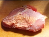鶏肉は早めに冷蔵庫から出して常温に戻し、肉に縦に何箇所か包丁を入れて筋を切り、塩をまぶして15分ほどおいておく。