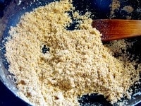 ヘーゼルナッツ粉末をフライパンに入れて弱めの中火にかけ、少し色づいて香ばしい匂いがしてくるまで、絶えずかき混ぜながら、炒る。 <br />