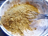 ヘーゼルナッツ粉末を加え、ゴムベラで切るようにして、しっかり混ぜ合わせる。 <br />