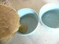 ココット皿（耐熱容器）の内側にバターを塗り、生地を流し入れる。