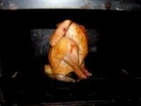 オーブンでローストする。途中で下の受け皿にたまった脂を何度も皮にかけてやるとパリッと仕上がる。中心部まで金串を刺し入れ、血が出てこなくなったら完成。焼き時間は、オーブンの性能と鶏の大きさによってかなり異なるが、200℃～230℃程度で1時間前後。 <br />
