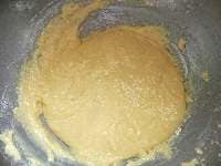 ボウルに小麦粉とベーキングパウダーを取り、泡だて器でかき混ぜる。砂糖を加えて混ぜる。卵、醤油、みりん、牛乳を加えて混ぜ、そのまま5分ほど休ませる。