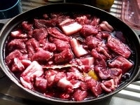 鹿肉と豚ばら肉は一口大に切り、すべての材料を入れてオーブンにかけられる鍋に入れる。