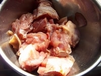 鶏肉は一口大に切り、すりおろしたニンニクと生姜、塩を入れてよく和える。