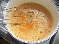 ボウルに薄力粉、餅粉、ベーキングパウダーを取り、泡だて器で混ぜる。別のボウルに卵と砂糖を入れて泡だて器で混ぜ、砂糖が溶けたら、 塩、はちみつ、牛乳を加えて混ぜる。