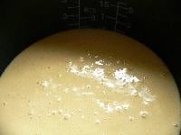 粉に卵液を注ぎいれて泡だて器で混ぜ、そのまま5分おく。 内釜に薄くサラダ油をぬり、生地を流し入れて普通に炊く。