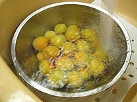 完熟梅は流水で洗い、30分ほど水に漬けておきます。