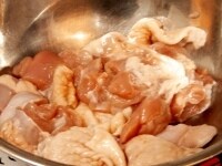 鶏肉を一口大に切り、塩ひとつまみをまぶす。 <br />