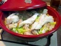 20分ほど煮て鶏に火がとおったら、塩ひとつまみをまぶした鱈を上に載せ、もう一度ふたをする。 <br />
