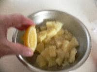 1.5cm角に切り、熱いうちに塩こしょうし、レモン汁をかけて混ぜる。