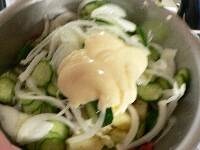 ポテトが常温になったら、野菜と合わせ、マヨネーズを混ぜ、塩こしょうで味をととのえる。