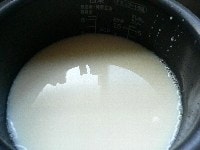 米をといで釜にあけ、豆乳を加え、お粥炊きの線まで水を足してお粥炊きコースで炊く。