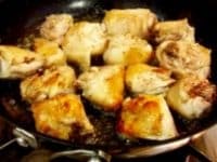 フライパンなどにオリーブオイルとにんにく、鶏肉を入れて中火で炒める。焼き色がついたらたまねぎを加えて、弱めの中火にする。たまねぎがしんなりとして透明になるまで炒める。 <br />