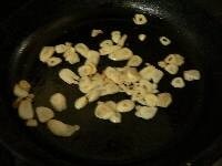 フライパンに、スライスニンニクと、オリーブオイル大さじ2程度を入れて火にかけ、弱火で香ばしく焼いて油を切る。残った油は炒め物等に使う。