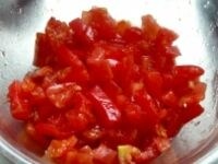 フルーツトマトは湯むきし、横半分に切って種を取り、5ミリ角に切る。これに塩小さじ１と黒こしょうをかけて混ぜ、冷蔵庫で冷やしておく。 <br />