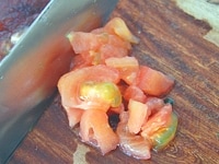 トマトの皮を剥き、ジェリー状の種を取り除き乱切りにします。