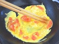 卵を割りほぐします。<br />
<br />
熱したフライパンにサラダ油を小さじ1入れて、トマトと桜えびを軽く炒めた後、卵を加えて、菜箸でかき混ぜながら火をしっかり通して、できあがりです。