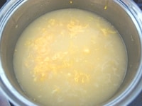弱火にし、水大さじ2で溶いた片栗粉を加え、とろみを少々つけます。<br />
<br />
煮立ったところで、よく溶いた卵を少しずつ回し入れ、箸で全体をよくかき混ぜ、ふわふわ卵を作ったら、できあがりです。<br />