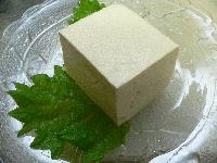 器に大葉を敷き、四等分に切った豆腐をのせ、(<b>1.</b>)を山盛りにのせる。
