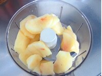 白桃の皮を剥き、果実を適当な大きさに切り、水とレモン汁を加え、ミキサーにかけてジュースにします。