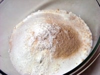 ふるった薄力粉、きび糖、グラニュー糖、ベーキングパウダーを混ぜ合わせる。