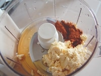 ミキサーに水気を絞った木綿豆腐、メープルシロップ、ココアパウダーを入れて、クリーム状になるまでよく混ぜます。（ミキサーがない場合は、すり鉢とすり棒を用意して、クリーム状になるまでよくすりつぶします。）<br />