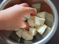 里芋は皮を剥き、一口大に切り、塩でもみ洗いしてぬめりを取り、水で洗い、３～５分ゆでてアクを抜きます。<br />
