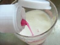 牛乳に苺シロップをかき混ぜながら加え、淡いピンク色にする。