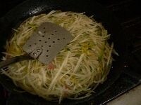 フライパンに油とバターを熱し、刻んだ野菜を入れ、 フライ返し等で軽く押さえ、形を丸く整える。
