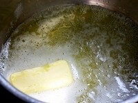 バターを鍋で温める