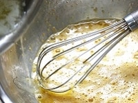 バターが溶けたら、少しずつボウルに入れ、よく混ぜる。
