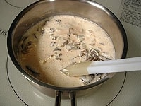 鍋に栗、渋皮煮のシロップ、生クリームを入れ、中火で混ぜ合わせながら煮ます。