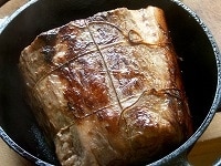 肉がちょうど収まる鉄鍋（オーブンに使用できるもの）やローストディッシュ、なければ耐熱皿に肉を入れ、160℃に余熱したオーブンで45分ほど焼く。