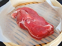 前日に豚肉の下ごしらえをしておきます。ロース肉に分量の塩をすりこみ、ラップをして一晩置いておきます。<br />
<br />
一晩置いた豚肉をせいろで30分蒸します。