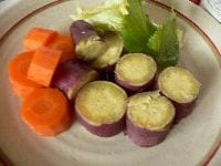 さつま芋とにんじんを、食べやすい大きさに切って皿に盛りつけ、ソースをかける。 付け合せはレタスと大葉。