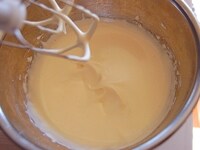 卵に砂糖を加え、ハンドミキサーでもったりするまでよく混ぜ合わせます。生地をすくった跡ができるくらい混ぜます。（20分～30分が目安時間です）<br />