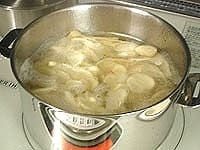 鍋にたっぷりのお湯を沸かします。その中に薄切りをした生姜を入れ、茹でこぼします。これを2回ほど繰り返します。