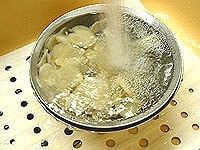 茹でた生姜は冷水に10分ほどさらしておきます。